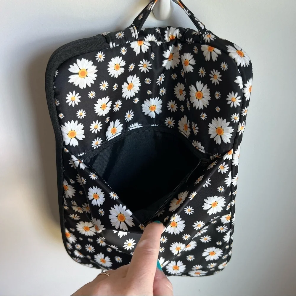 Floral Laptop Sleeve with Daisy Pattern